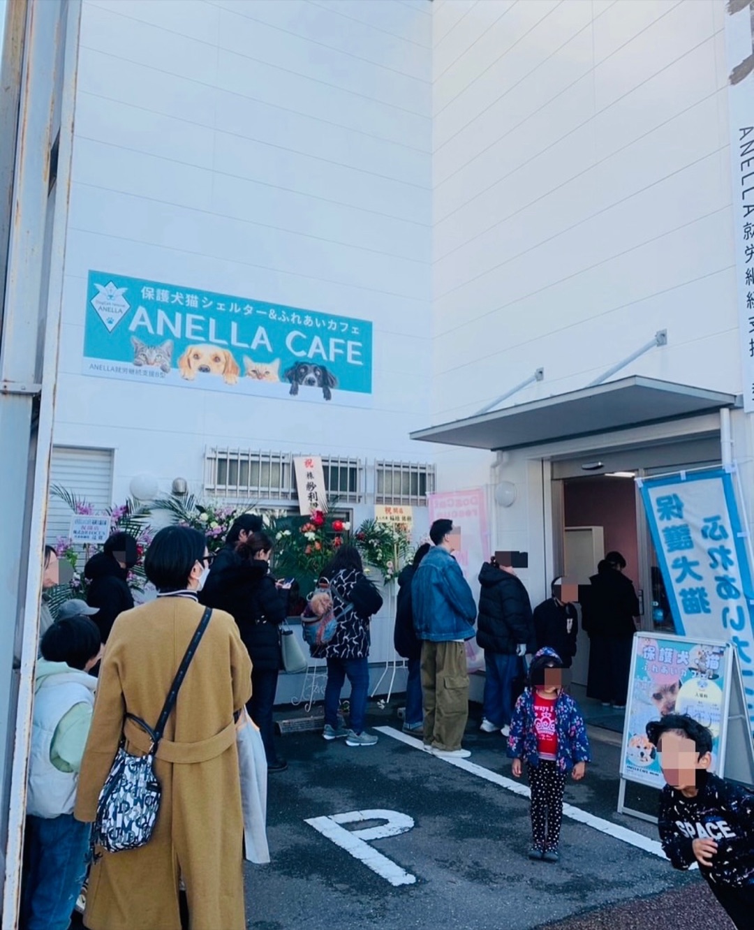 アネラカフェ箱崎店の店内・わんこの様子